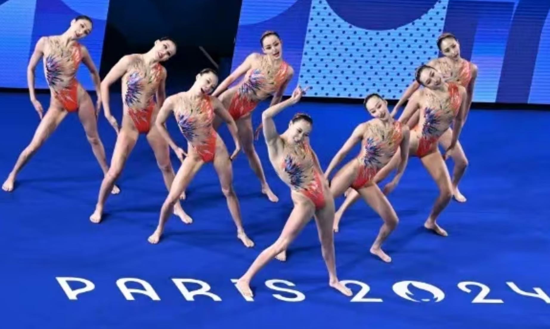 范德芬、波罗赛后疑似和球迷起冲突，最终被热刺工作人员拖走